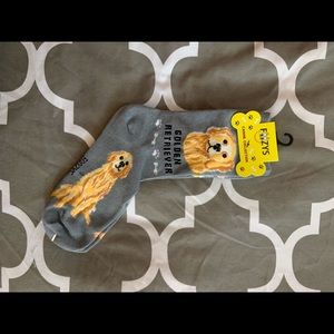 🦩NWT Foozies Golden Retriever socks with gray background